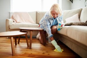 femmequi nettoie le plancher